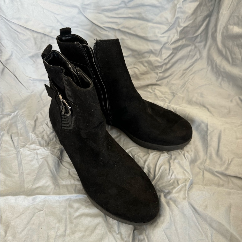 Sleek Black Chelsea Ankle Boots